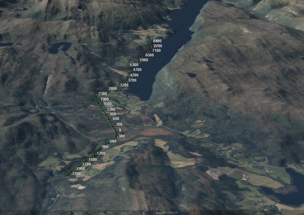 Datamodell av landskap med fjell og fjord med prosjektert veg